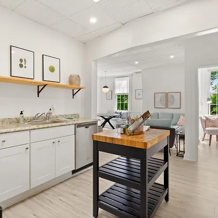 Physician'S Loft - In The Heart Of Town Apartment